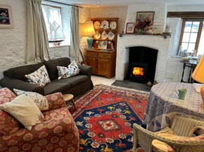 Cosy Boathouse Cottage by the sea with log burner